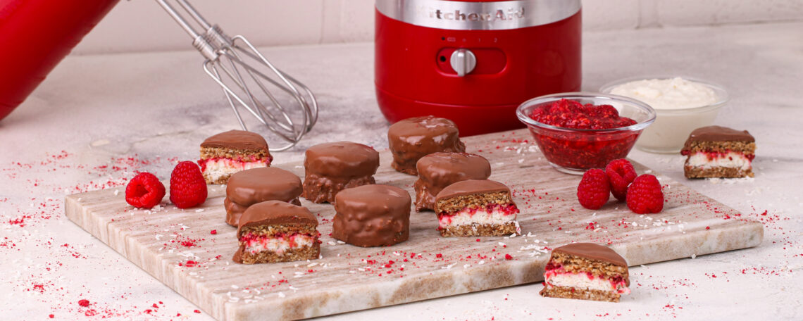 galletas de coco, frambuesa y chocolate