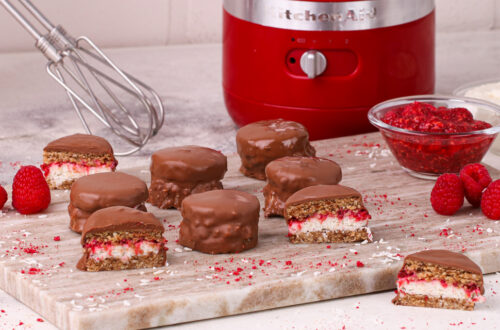 galletas de coco, frambuesa y chocolate