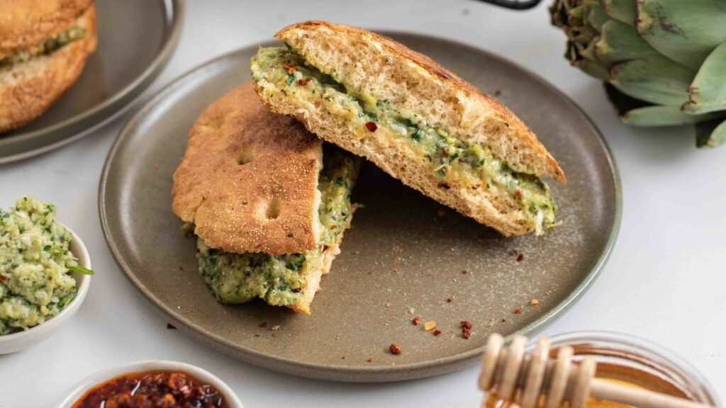 día de la tapa diferente: tostada de queso a la plancha con alcachofas