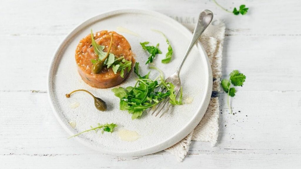 tartar de salmón para el día de la tapa