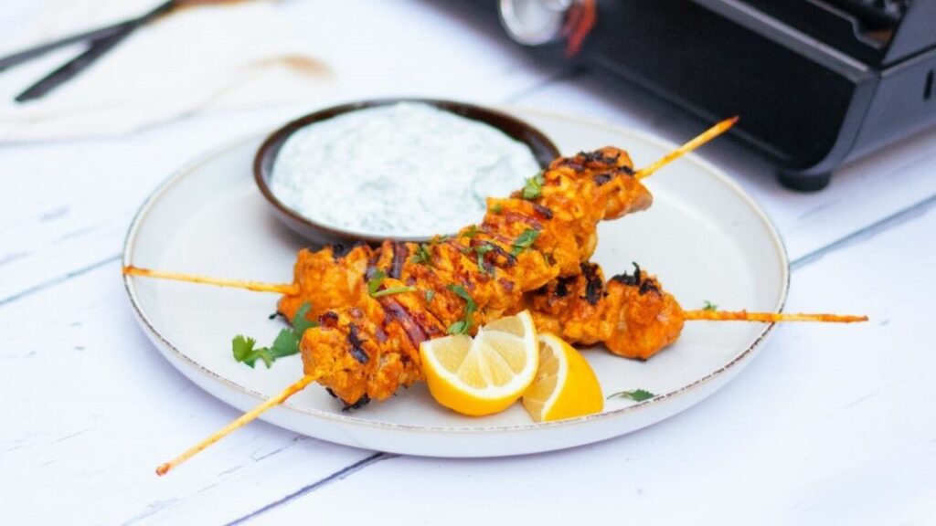 brochetas de pollo en barbacoa