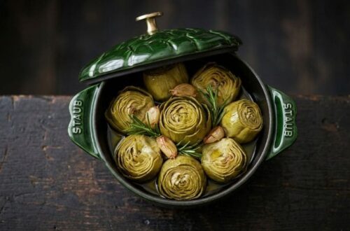 Alcachofas confitadas en aceite de oliva dentro de una Cocotte Staub de hierro fundido